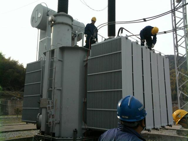 作業(yè)人員安全保護(hù)繩系在安全水平保護(hù)繩上,確保在變壓器本體上移動(dòng)始終不會(huì)失去保護(hù)。