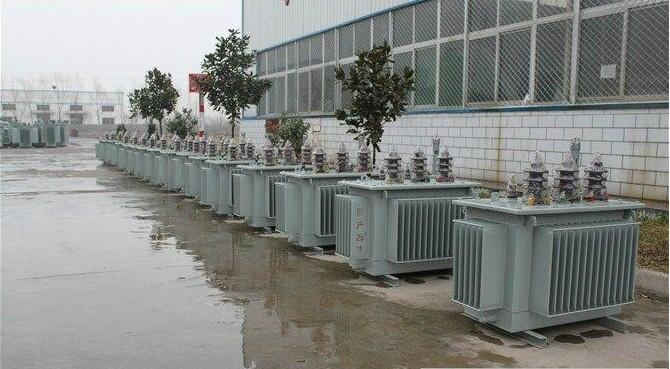 油浸式變壓器的保養如何去做？預防滲漏油：油浸式變壓器在油箱內充滿變壓器油，裝配中依靠緊固件對耐油橡膠元件加壓而密封。